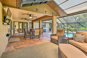 Bassein majutusasutuses Port Charlotte Retreat with Heated Pool and Spa! või selle lähedal