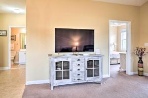 A television and/or entertainment centre at Bright and Airy Resort Condo Golf, Shop and Swim