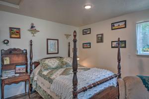 1 dormitorio con cama, mesa y ventana en Pet-Friendly Libby Cottage with Mountain Views!, en Libby