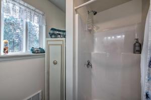 um chuveiro branco na casa de banho com uma janela em Pet-Friendly Libby Cottage with Mountain Views! em Libby