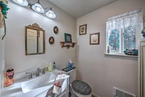 Koupelna v ubytování Pet-Friendly Libby Cottage with Mountain Views!