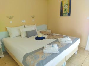 A bed or beds in a room at Celeste Golden Beach