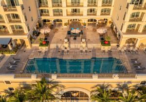 una vista aérea de un patio del hotel con piscina en The Atlantic Hotel & Spa, en Fort Lauderdale