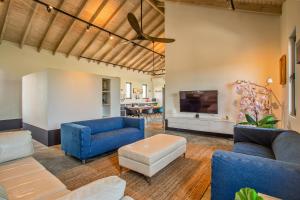 a living room with blue couches and a tv at Luxurious OCEAN VIEW Getaway in Noord