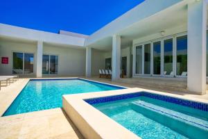 Gallery image of GRAND Modern villa 6-Bedroom Brand New Heated Jacuzzi in Palm-Eagle Beach
