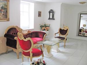 ein Wohnzimmer mit 2 Stühlen und einem Glastisch in der Unterkunft Apartment Storchenfärbe in Memmingen