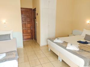 A bed or beds in a room at Celeste Golden Beach