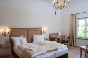 Postel nebo postele na pokoji v ubytování Hotel Zum Schlössle