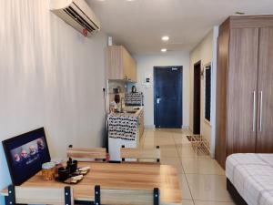Kuchyň nebo kuchyňský kout v ubytování Ksl D'esplanade Studio Apartment's 1