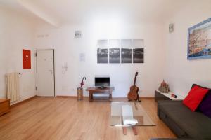 sala de estar con sofá y mesa en Apartment Palazzuolo, en Florencia