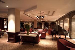 una hall con pianoforte e soggiorno di Swissotel Lima a Lima