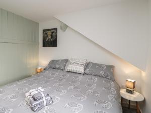 Una cama o camas en una habitación de Weavers Cottage
