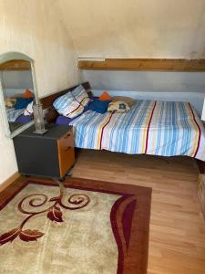 Un pat sau paturi într-o cameră la CHAMBRE FamilIale