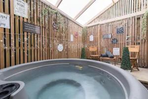 Gallery image of Hidden Hot Tub Retreat Apartment in Nottingham in Nottingham