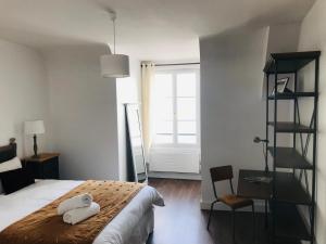 Un dormitorio con una cama con una toalla. en Blois, vue panoramique Loire en Blois