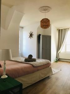 1 dormitorio con 1 cama y 1 lámpara en el suelo de madera en Blois, vue panoramique Loire en Blois