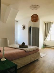 1 dormitorio con 1 cama y 1 lámpara en el suelo de madera en Blois, vue panoramique Loire, en Blois