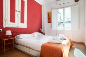 una camera da letto con pareti rosse, un letto e una finestra di Apartment Palazzuolo a Firenze