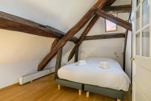 Tempat tidur dalam kamar di Le Mucie*****LOFT au centre ville de Dijon
