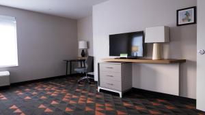 En tv och/eller ett underhållningssystem på Holiday Inn & Suites Philadelphia W - Drexel Hill, an IHG Hotel