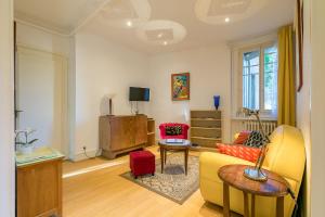 a living room with a yellow couch and a table at Le Chaussier, en plein centre ville de Dijon in Dijon