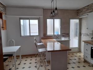 cocina con encimera, fregadero y ventanas en Torresmar home, en Segorbe