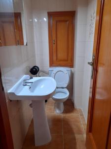 ein Badezimmer mit einem weißen Waschbecken und einem WC in der Unterkunft Torresmar home in Segorbe