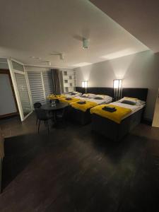Posteľ alebo postele v izbe v ubytovaní Apartament ONE ogródek i parking