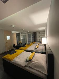 Posteľ alebo postele v izbe v ubytovaní Apartament ONE ogródek i parking