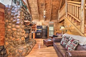 - un salon avec un grand mur en pierre dans l'établissement Smoky Mountain Log Cabin 7 Mi to Gatlinburg!, à Sevierville