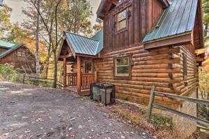 Photo de la galerie de l'établissement Smoky Mountain Log Cabin 7 Mi to Gatlinburg!, à Sevierville