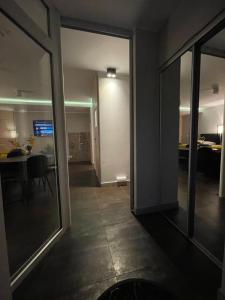 Televízia a/alebo spoločenská miestnosť v ubytovaní Apartament ONE ogródek i parking