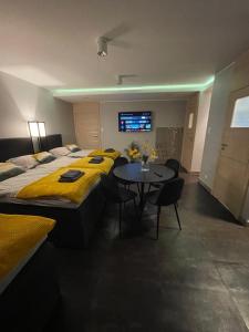 Posteľ alebo postele v izbe v ubytovaní Apartament ONE ogródek i parking