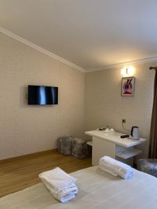 A television and/or entertainment centre at Hotel 12 Tve