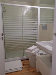 une salle de bains avec douche, toilettes et lavabo dans l'établissement Your Place Porto II, à Porto