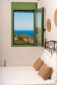 um quarto com uma janela com vista para o oceano em Villa Syriti em Skála Kefalonias
