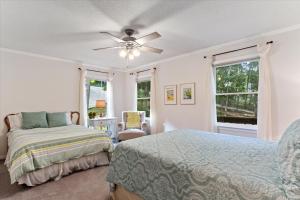 Tempat tidur dalam kamar di Spacious Ozarks Lakefront Home with Decks and Dock