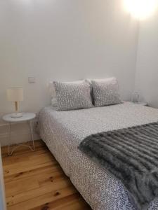 una camera da letto con un letto e un tavolo con una lampada di YOUR PLACE PORTO I a Porto Altre 27 foto