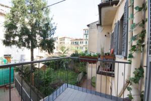 Apartament z balkonem z widokiem na ogród w obiekcie Red - Porta Romana APT - Dolcevita Holiday we Florencji