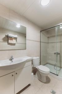 Ένα μπάνιο στο Paleos Hotel Apartments 