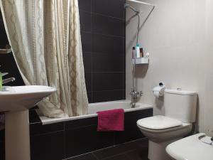Ένα μπάνιο στο Apartamento el Parque AIRE CONDICIONADO PISCINA terraza con vistas montaña entorno tranquilo ideal mascotas +32 φωτογραφίες