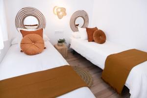 Łóżko lub łóżka w pokoju w obiekcie SibsSanlucar MARITIMO-1ª Linea de Playa