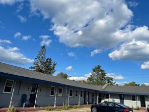 a building with a car parked in front of it at Itascan Motel in Grand Rapids