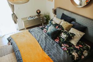 un letto con coperta e cuscini sopra di AMD Chalet a Stang bei Hatzendorf