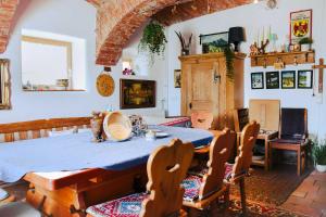 una sala da pranzo con tavolo e sedie blu di AMD Chalet a Stang bei Hatzendorf
