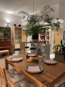 - une table en bois avec des assiettes et des verres à vin dans l'établissement chez la Berthe Colmé, à Toul