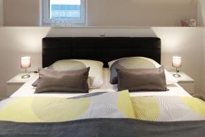 - une chambre avec un grand lit et 2 oreillers dans l'établissement Terraluna-Heimbach, à Heimbach
