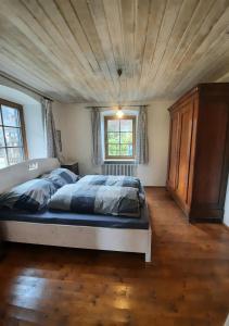 1 dormitorio con 1 cama grande y techo de madera en König Ludwig' das märchenhafte Appartement en Oberammergau