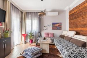 ein Wohnzimmer mit einem Sofa und einem Tisch in der Unterkunft Flat on Walkstreet freeparking in Thessaloniki