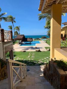 uma vista para um pátio de resort com uma piscina em Bouganville Hotel em Beberibe